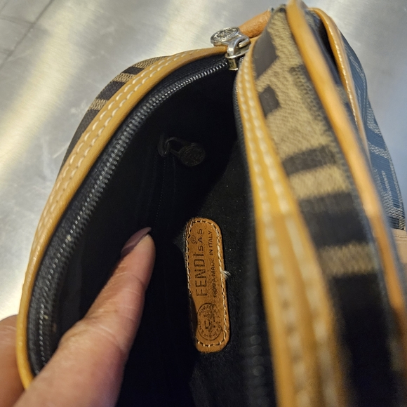 Authentic FENDI crossbody bag - Picture 4 of 8